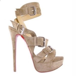 Louboutin Toutenkaboucle sandals for sale! 👠👠